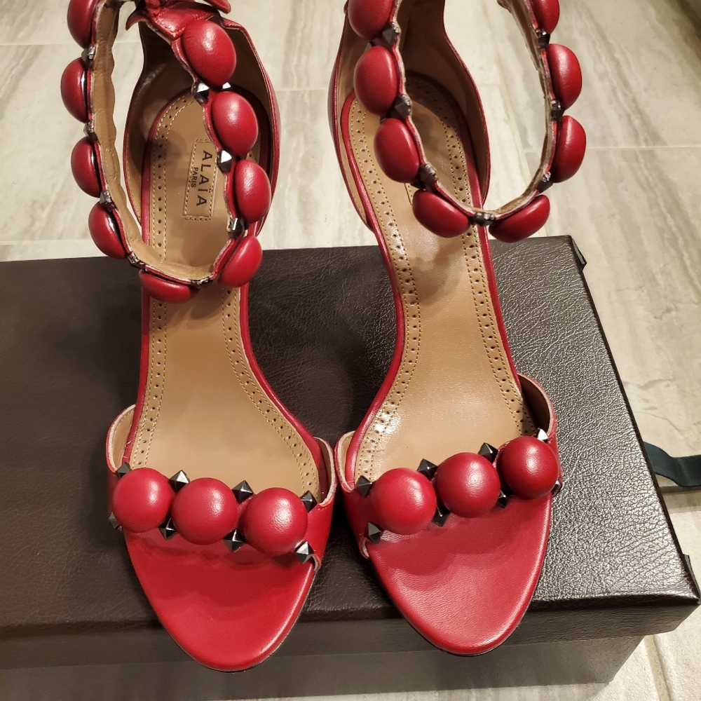 Alaia Bombe red
